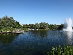 See mit Fontaine im Park im Grünen