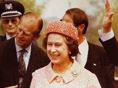 Die englische Königin Elisabeth II. besucht mit ihrem Gemahl Prinz Philipp am 1. Mai 1980 die Grün 80. Die Monarchin erfreut sich auf einem Spaziergang über die herrliche Blütenpracht.
